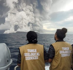 圖一：洪阿哈阿帕伊島在2022年1月14日的爆發。（圖片來源：湯加地質局）