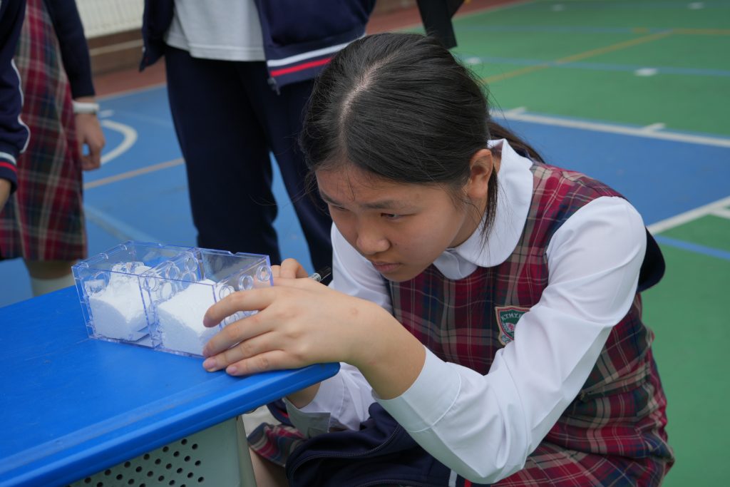 學生就模型中海平面的變化進行紀錄