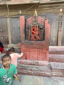 受祝福的小孩與神猴雕像