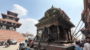 散坐在神廟外的尼泊爾人